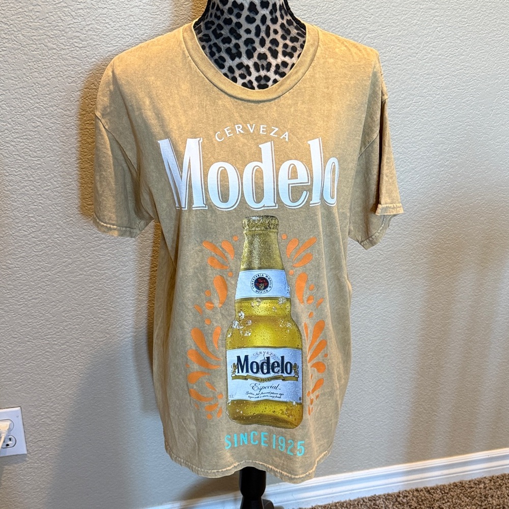 Modelo Cerveza Tan Graphic T-Shirt